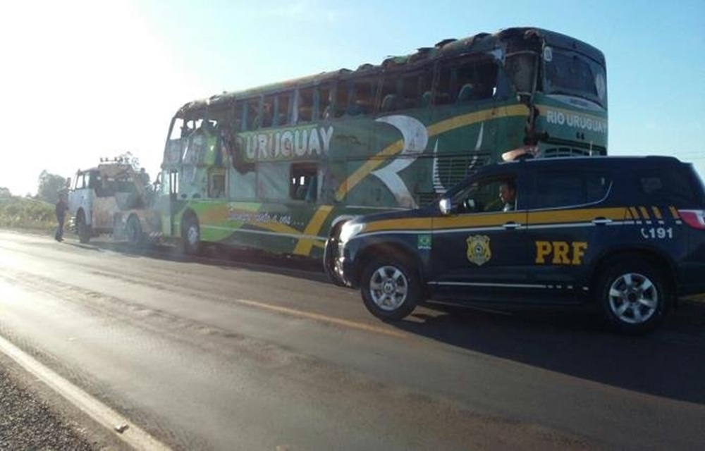 Ir para  <p>O tombamento de um &ocirc;nibus de turismo, com placas da Argentina, matou tr&ecirc;s pessoas na madrugada desta sexta-feira na BR 285, em S&atilde;o Luiz Gonzaga, na regi&atilde;o das Miss&otilde;es. Segundo...